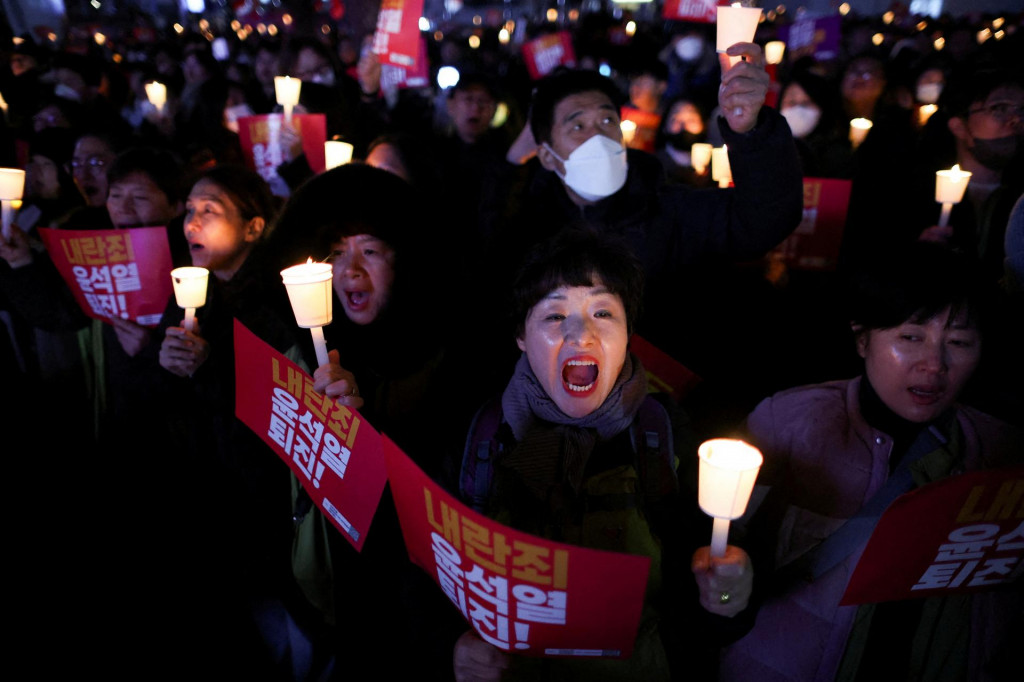 Sviečková manifestácia v Soule odsudzujúca prekvapivé vyhlásenie stanného práva, ktoré bolo o niekoľko hodín neskôr zrušené. FOTO: Reuters