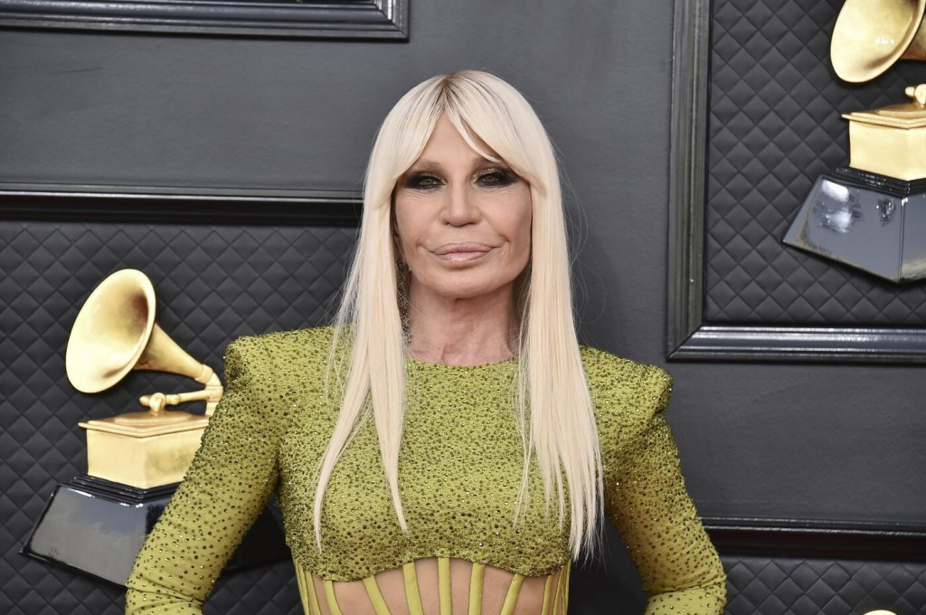 Donatella Versace bola kedysi fanúšička výrazného líčenia. Čím tmavšie viečka, tým lepšie