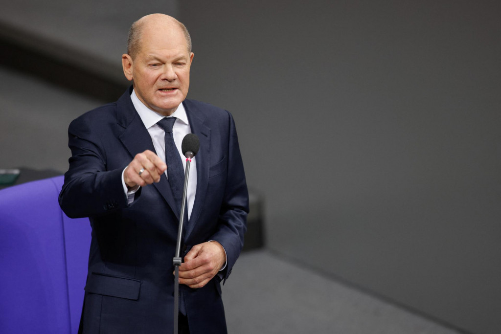 Nemecký kancelár Olaf Scholz počas rokovania dolnej komory parlamentu odpovedá na otázky poslancov. FOTO: Reuters