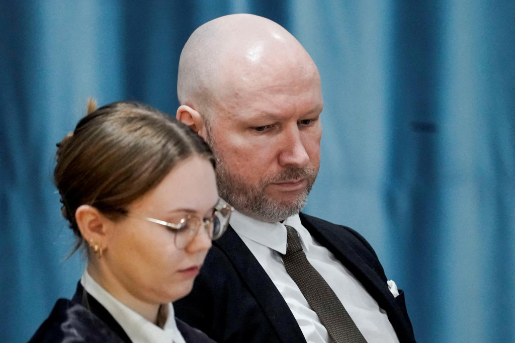 Anders Behring Breivik a právnička Marte Lindholm sa zúčastňujú súdneho pojednávania vo väznici Ringerike v nórskom Tyristrande. FOTO: Reuters