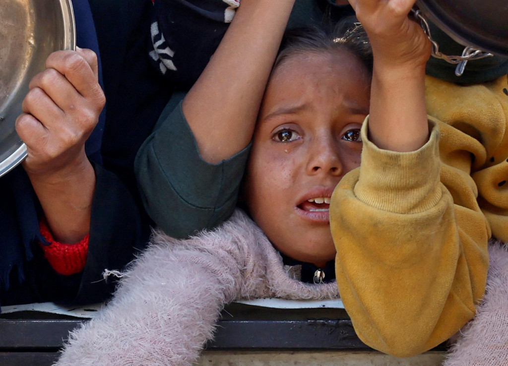 Palestínčania čakajú na jedlo. FOTO: Reuters