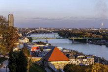 Na snímke pohľad z Bratislavského hradu na rieku Dunaj, v pozadí napravo je rafinéria Slovnaft. FOTO: TASR/Dano Veselský