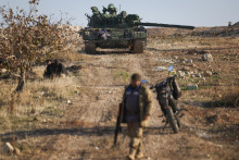 Opustené obrnené vozidlo sýrskej armády sa nachádza na poli kontrolovanom sýrskymi povstalcami na predmestí sýrskeho mesta Hamá. FOTO: TASR/AP