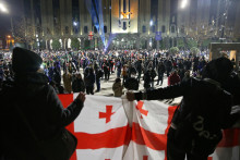 Priaznivci gruzínskych opozičných strán sa zúčastňujú na zhromaždení v Tbilisi na protest proti rozhodnutiu vlády prerušiť rozhovory o vstupe do Európskej únie. FOTO: Reuters