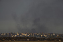 Dym, ktorý stúpa po výbuchu v Pásme Gazy, vidieť z juhu Izraela. FOTO: TASR/AP