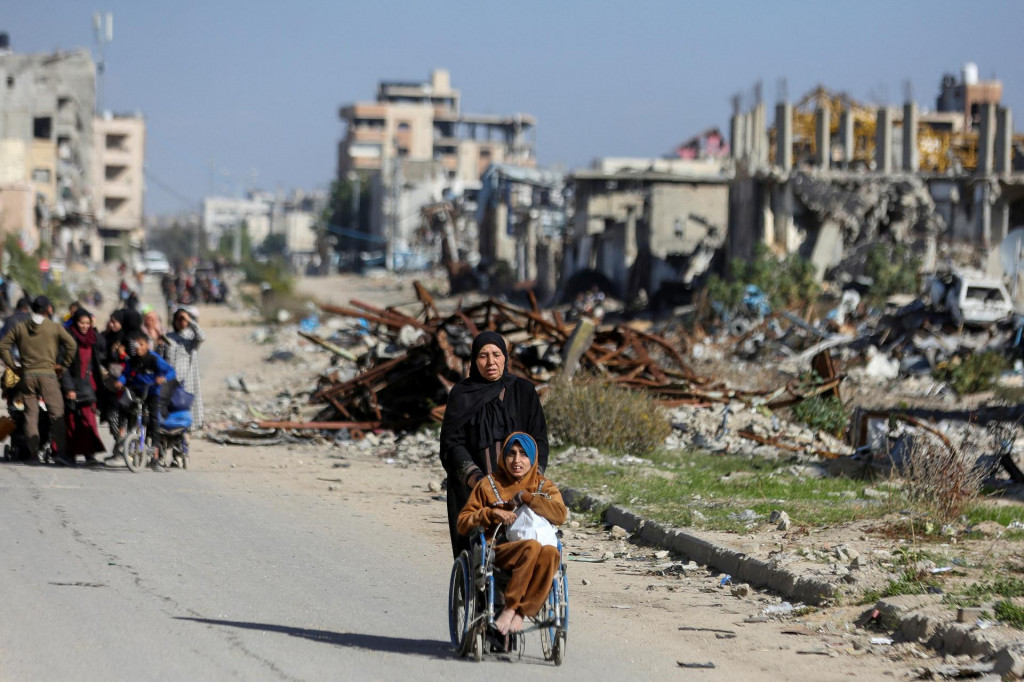 Vysídlení Palestínčania utekajú zo severnej časti Gazy v Džabalii. FOTO: Reuters