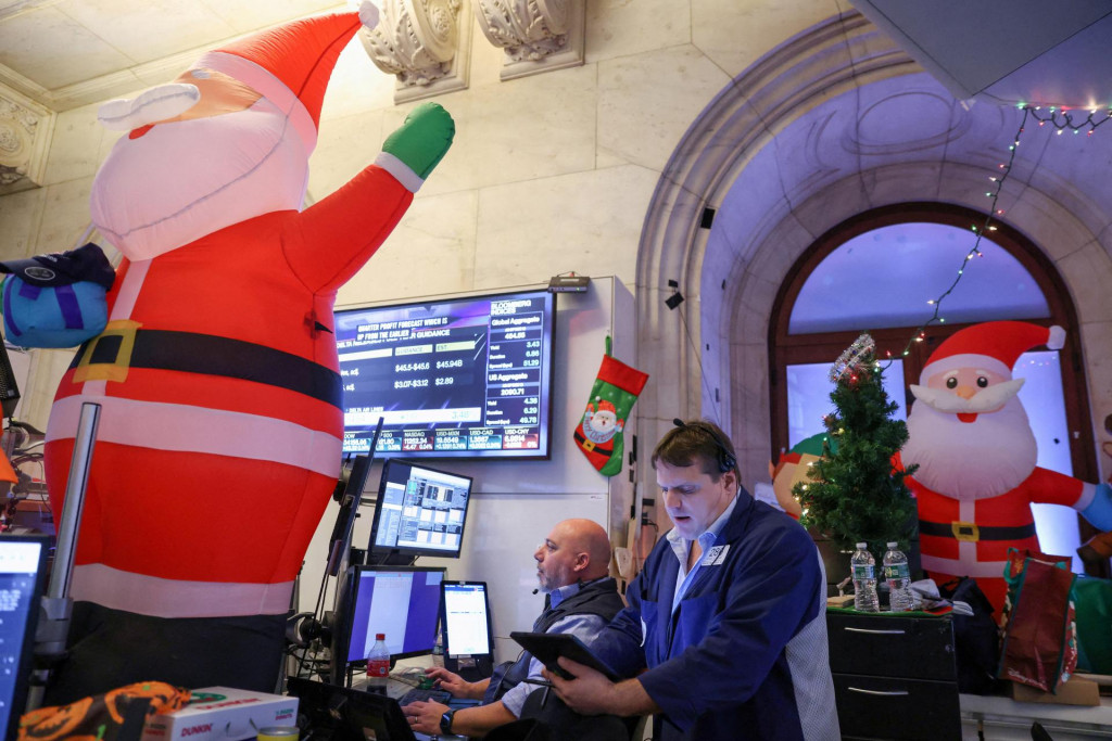 „Santa Claus Rally“ zostáva jedným z najzaujímavejších javov v kalendári akciového trhu. FOTO: REUTERS