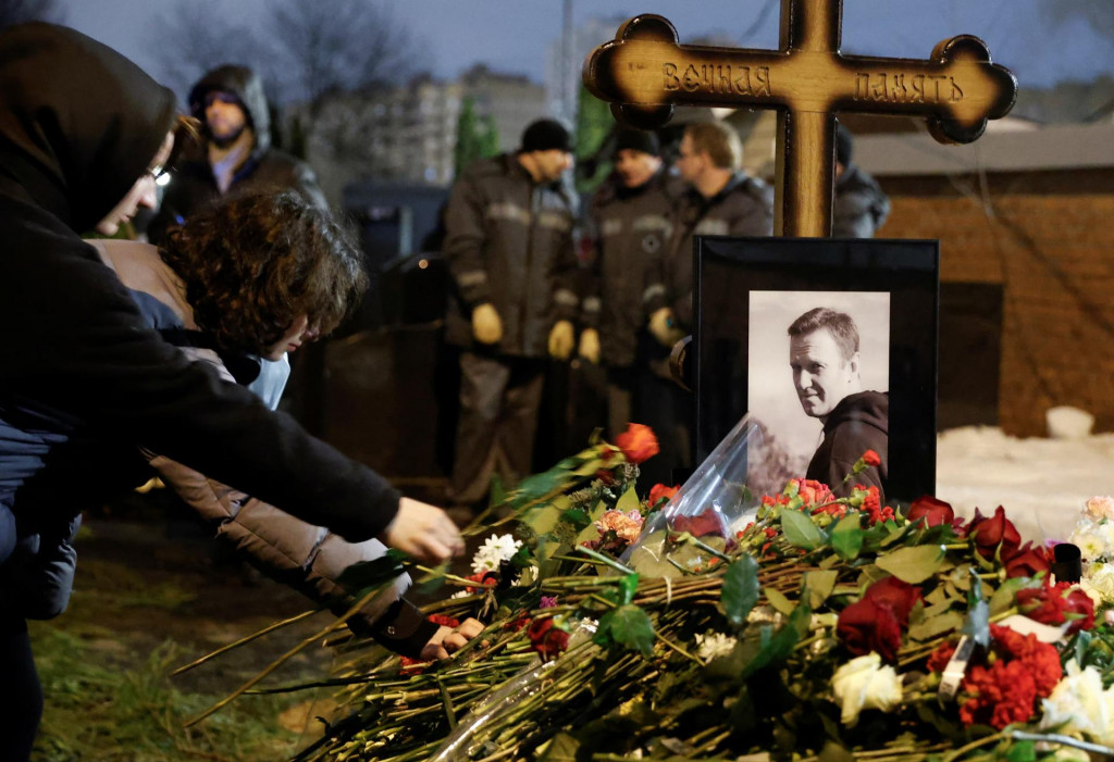 Ľudia prichádzajú k hrobu ruského opozičného politika Alexeja Navaľného deň po jeho pohrebe na Borisovskom cintoríne v Moskve (2. marca 2024). FOTO: Reuters