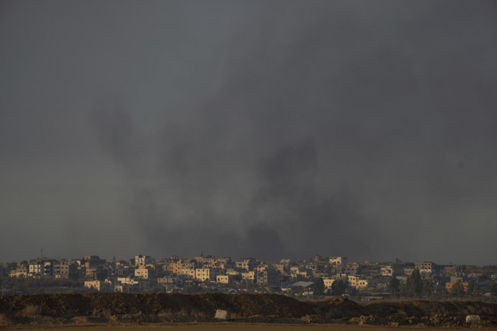 Dym, ktorý stúpa po výbuchu v Pásme Gazy, vidieť z juhu Izraela. FOTO: TASR/AP