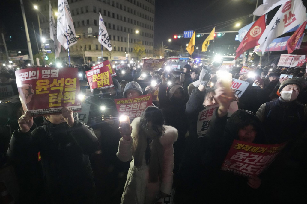 Demonštranti požadujú odstúpenie juhokórejského prezidenta Jun Sok-jola počas protestu pred budovou Národného zhromaždenia v Soule. FOTO: TASR/AP