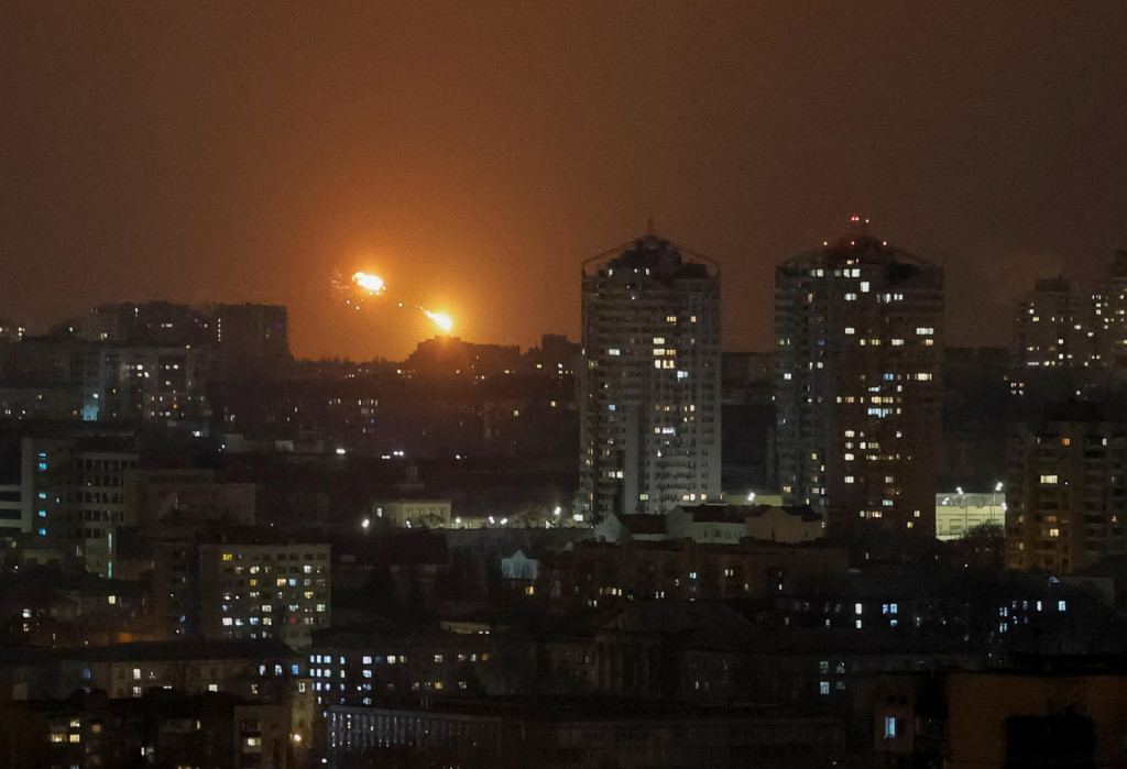 Na oblohe nad mestom je vidieť výbuch dronu počas útoku ruského dronu uprostred útoku na Ukrajinu v Kyjeve. FOTO: Reuters