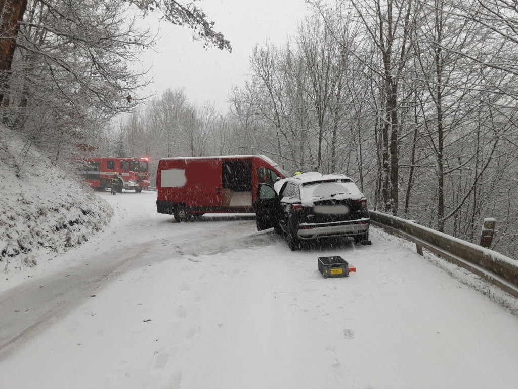 Na mnohých miestach v Českej republike sneh uzatvára cesty a hasiči zasahujú na niekoľkých miestach. FOTO: X/Hasičský záchranný zbor ČR