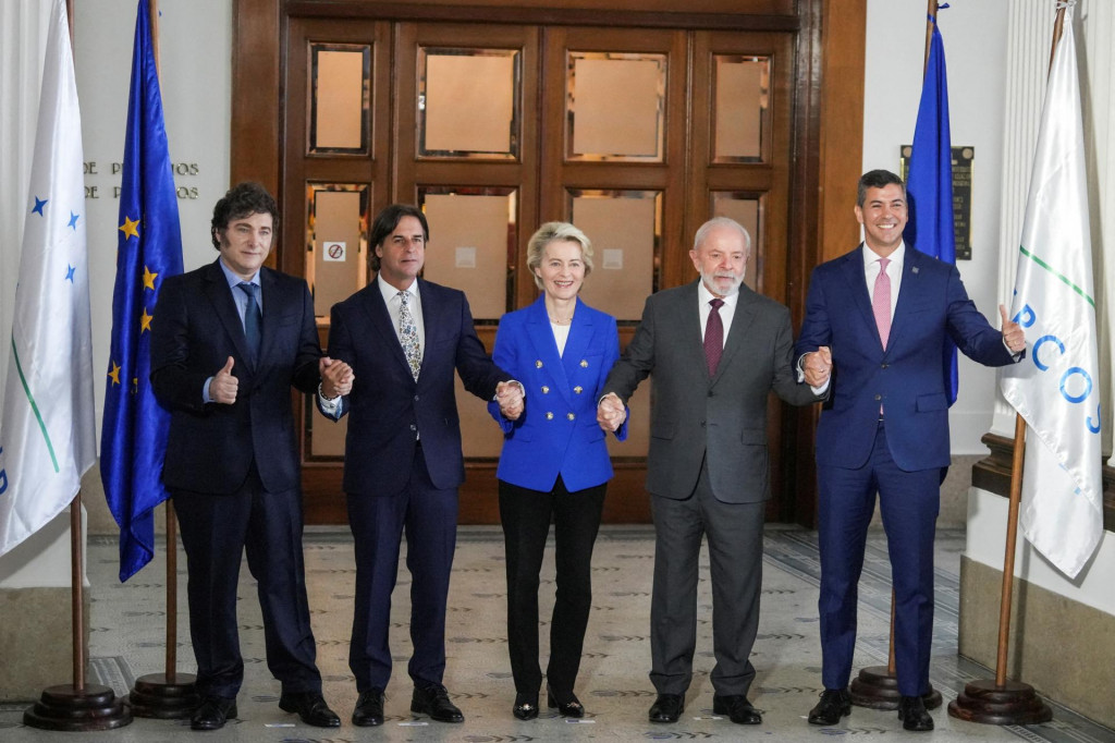 Argentínsky prezident Javier Milei, uruguajský prezident Luis Lacalle Pou, predsedníčka Európskej komisie Ursula von der Leyen, brazílsky prezident Luiz Inacio Lula da Silva a paraguajský prezident Santiago Pena. FOTO: Reuters