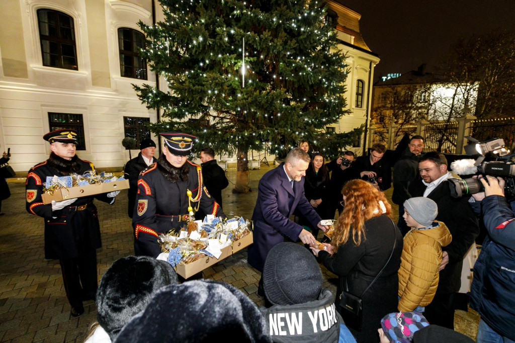 Na snímke prezident Peter Pellegrini (uprostred) zdraví deti počas rozsvietenia vianočného stromu na prednom nádvorí Prezidentského paláca. FOTO: TASR/Dano Veselský