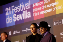 Johnny Depp a člen obsadenia Antonia Desplat uvádzajú na Európskom filmovom festivale v Seville svoj druhý film ako režisér ”Modi, tri dni na krídle šialenstva”. FOTO: Reuters