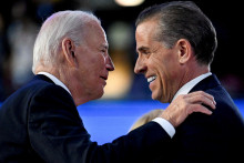 Americký prezident Joe Biden víta svojho syna Huntera Bidena. FOTO: Reuters