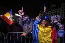 Ľudia vykrikujú slogany na proeurópskom zhromaždení v Bukurešti. FOTO: TASR/AP