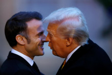 Francúzsky prezident Emmanuel Macron víta novozvoleného prezidenta USA Donalda Trumpa. FOTO: Reuters