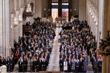 Hostia stoja, keď sa dvere katedrály Notre-Dame de Paris otvárajú počas ceremónie pri príležitosti znovuotvorenia tejto významnej katedrály po požiari v roku 2019 v Paríži. FOTO: Reuters