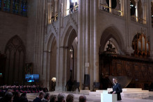 Francúzsky prezident Emmanuel Macron hovorí v Notre Dame. FOTO: Reuters