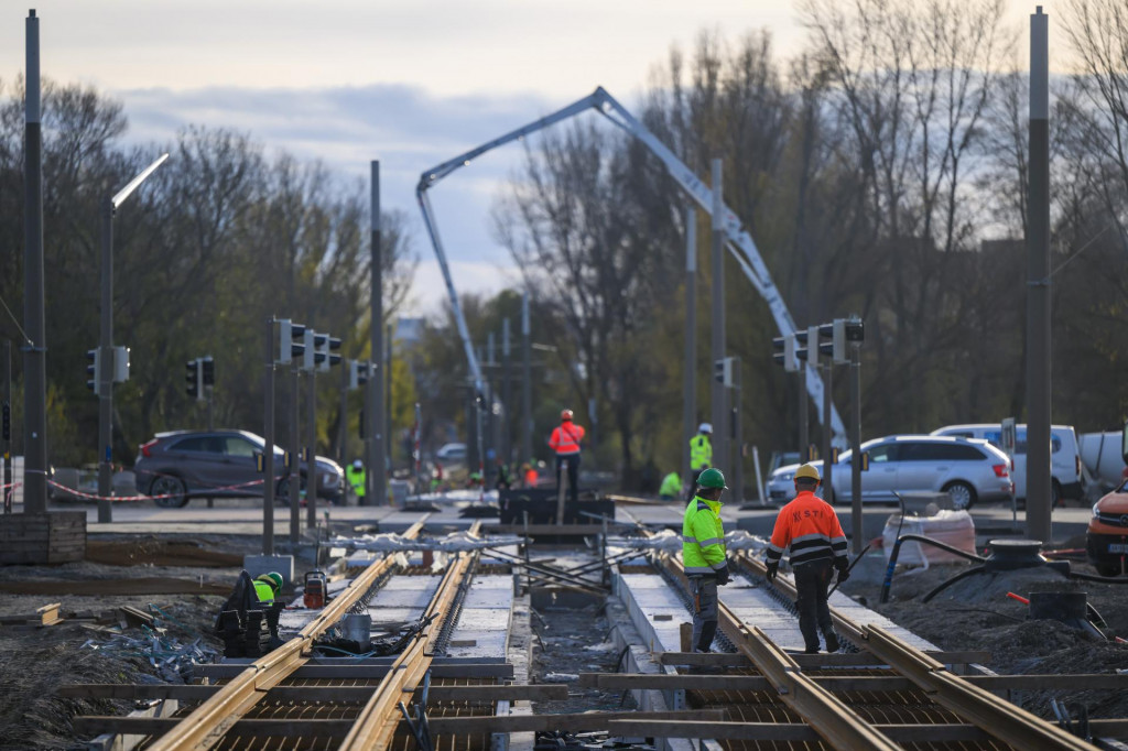 Stavebné práce počas výstavby električkovej trate v úseku Jungmannova - Janíkov dvor v bratislavskej mestskej časti Petržalka. FOTO: TASR/Jaroslav Novák