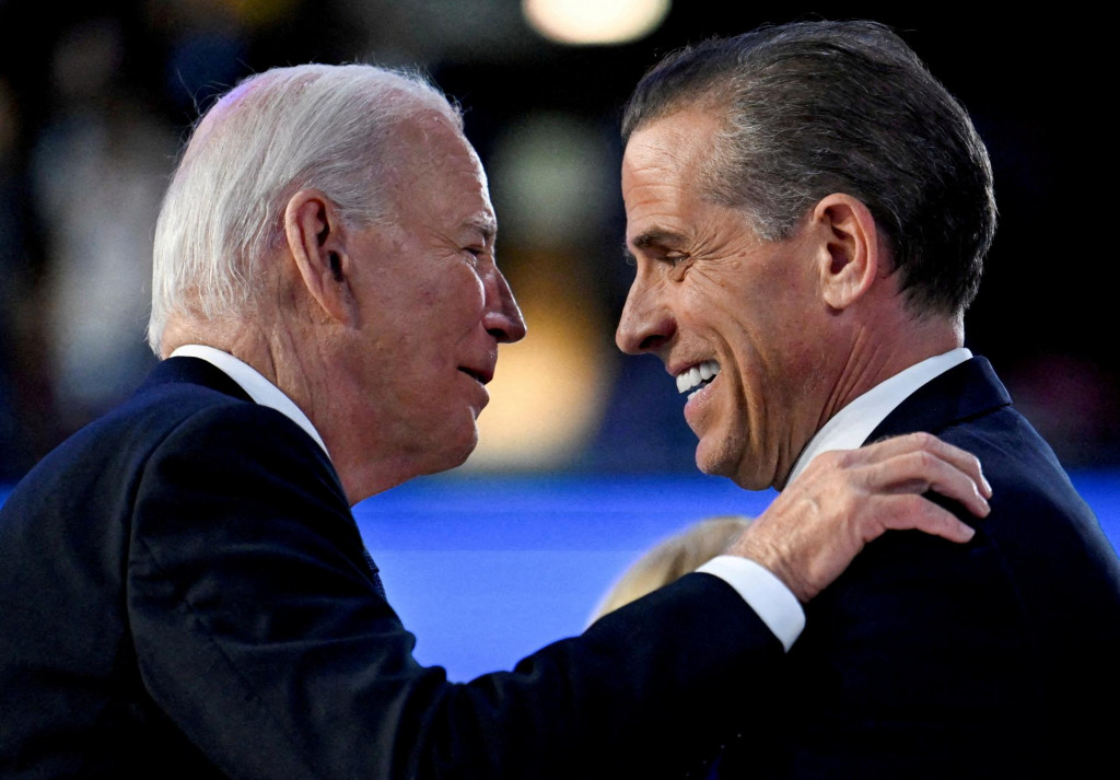 Americký prezident Joe Biden víta svojho syna Huntera Bidena. FOTO: Reuters