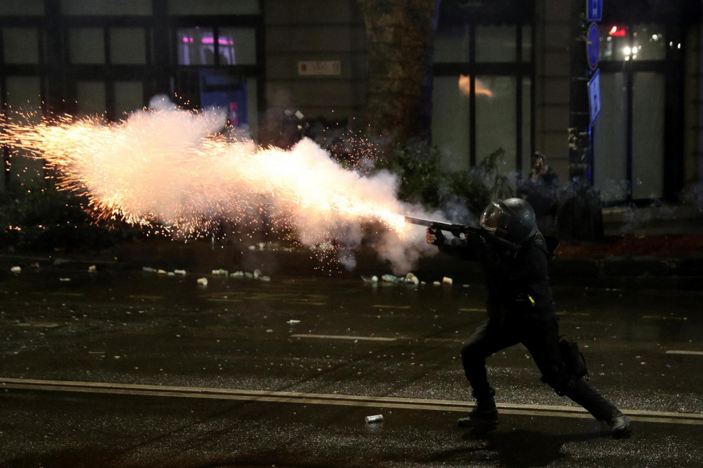 Policajný dôstojník počas demonštrácie stúpencov gruzínskych opozičných strán na protest proti rozhodnutiu vlády prerušiť rozhovory o vstupe do Európskej únie v Tbilisi. FOTO: Reuters