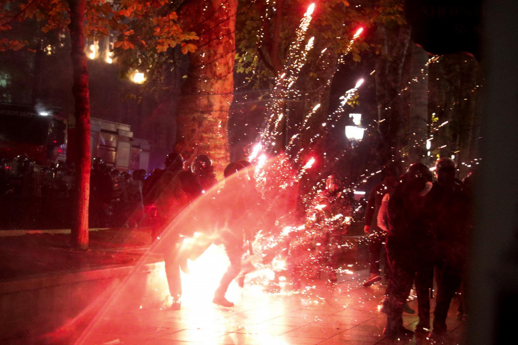 Policajti operujú počas demonštrácie prívržencov gruzínskych opozičných strán na protest proti rozhodnutiu vlády prerušiť rozhovory o vstupe do Európskej únie v Tbilisi. FOTO: Reuters