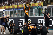 Lando Norris z McLarenu oslavuje víťazstvo v Abú Zabí. FOTO: REUTERS