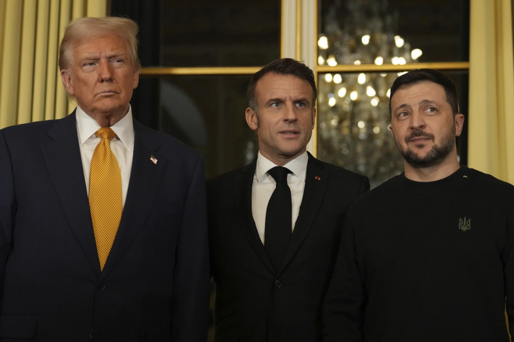 Francúzsky prezident Emmanuel Macron (uprostred) pózuje so zvoleným americkým prezidentom Donaldom Trumpom (vľavo) a ukrajinským prezidentom Volodymyrom Zelenským (vpravo) počas ich stretnutia v Elyzejskom paláci v Paríži. FOTO: TASR/AP