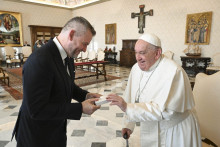 Pápež František na audiencii odovzdal prezidentovi SR Petrovi Pellegrinimu posolstvo o potrebe pomáhať jeden druhému. FOTO: Facebook/Peter Pellegrini