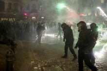 Polícia proti demonštrantom postupuje nekompromisne. FOTO: Reuters