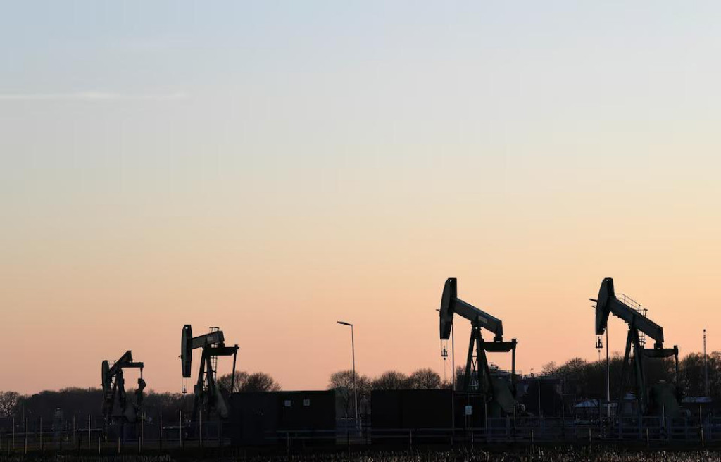 Barel americkej ľahkej ropy West Texas Intermediate s dodávkou v januári sa v pondelok o 7.22 h SEČ predával po 67,59 dolára (63,88 eura). FOTO: Reuters