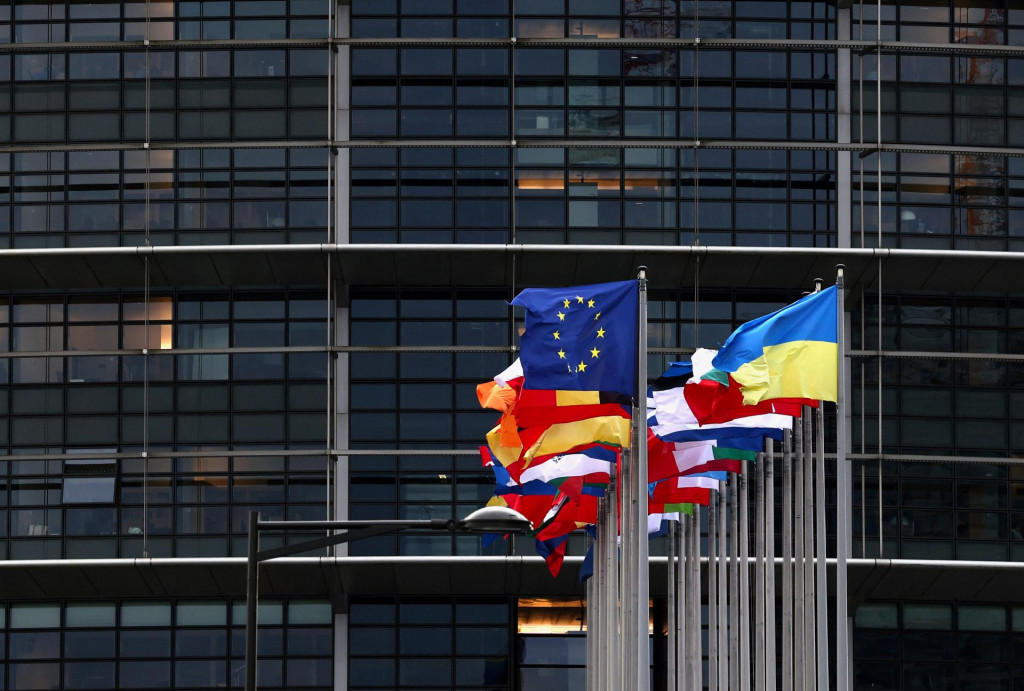 Pred Európskym parlamentom v Štrasburgu vejú vlajky Európskej únie a Ukrajiny spolu s vlajkami členských štátov EÚ. FOTO: Reuters