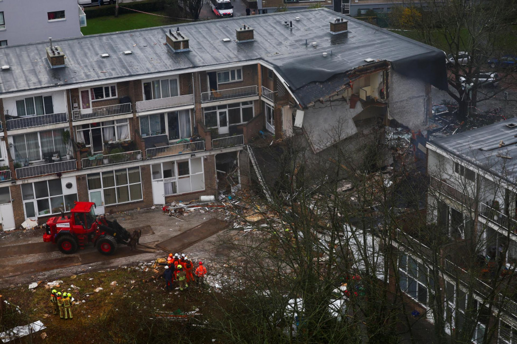 Pohotovostný personál pracuje na mieste výbuchu v rezidenčnej štvrti v holandskom Haagu. FOTO: Reuters