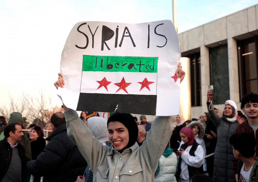 Asadov režim v S&yacute;rii sa zr&uacute;til ako domček z kariet za p&aacute;r dn&iacute;. FOTO: REUTERS