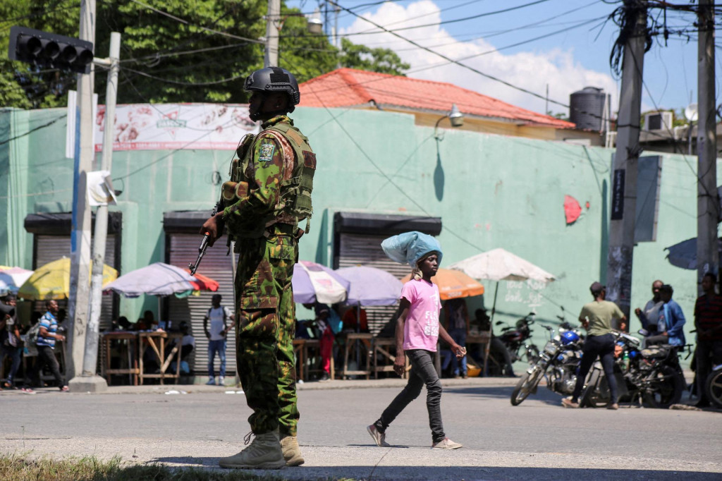 Policajt hliadkuje v Port-au-Prince na Haiti. FOTO: Reuters