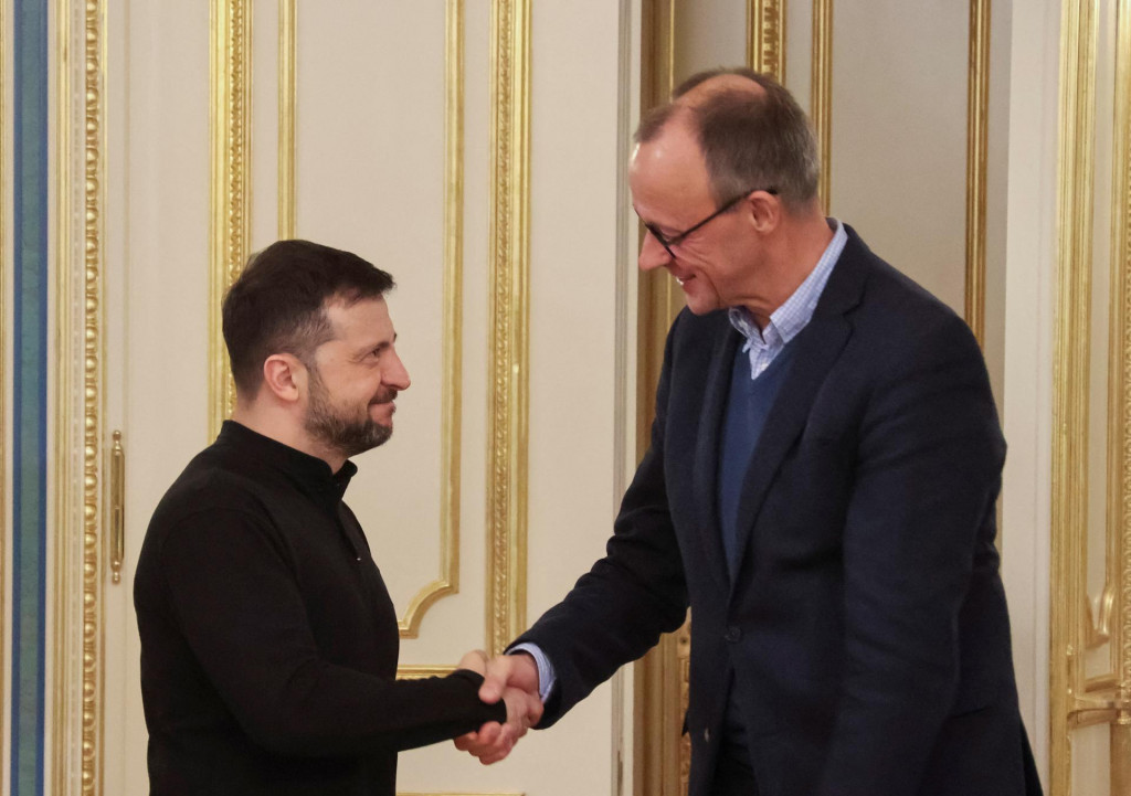 Ukrajinský prezident Volodymyr Zelenskij a nemecký opozičný líder Friedrich Merz. FOTO: Reuters