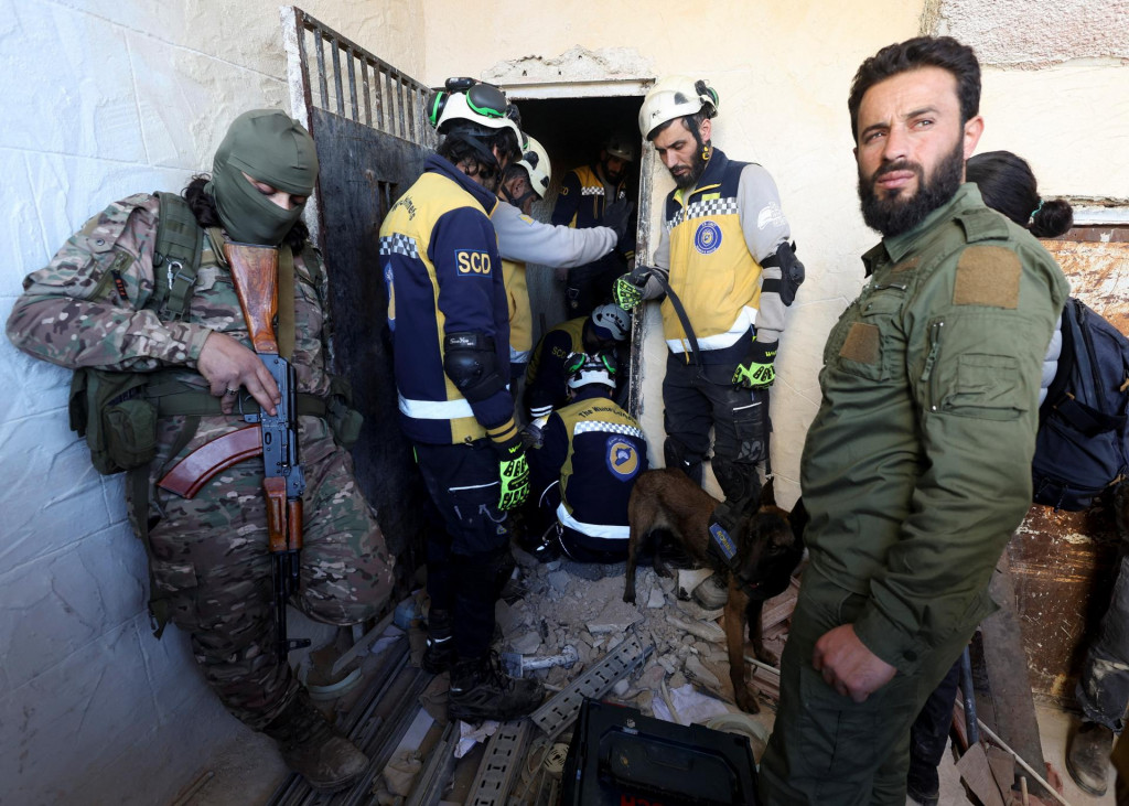 Členovia skupiny sýrskej civilnej obrany, známej ako Biele prilby, pátrajú po väzňoch vo väznici Sednaja. FOTO: Reuters