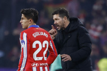 Diego Simeone v Atléticu Madrid trénersky vedie aj svojho syna Giuliana. FOTO: Reuters