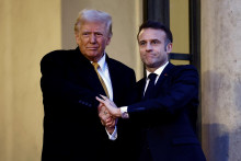 Francúzsky prezident Emmanuel Macron si podáva ruku s novozvoleným americkým prezidentom Donaldom Trumpom. FOTO: Reuters