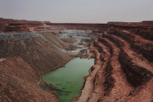 Pohľad na jednu z uránových baní v africkom Nigeri. Tamojší vojenskí vládcovia naliehavo hľadajú nových klientov pre svoje vyťažené suroviny. FOTO: Reuters