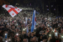 Po tom, ako premiér Irakli Kobachidze oznámil, že jeho vláda do roku 2028 odkladá prístupové rokovania s EÚ, v Gruzínsku vypukla nová vlna protivládnych protestov.