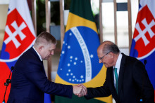 Premiér Robert Fico si podáva ruku s brazílskym viceprezidentom Geraldom Alckminom. FOTO: REUTERS