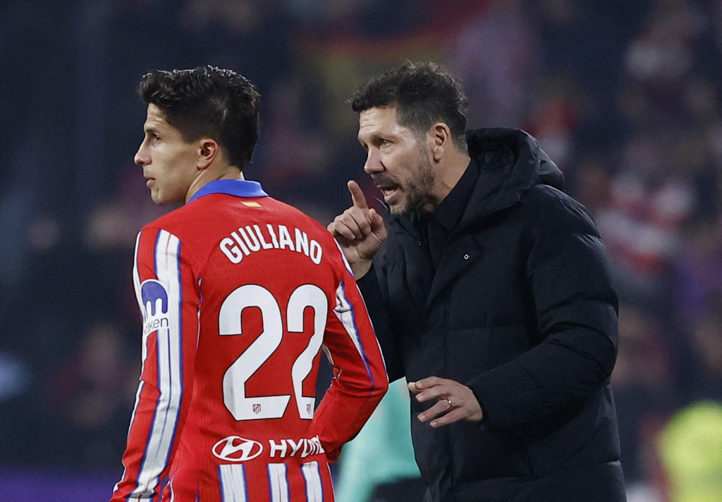 Diego Simeone v Atléticu Madrid trénersky vedie aj svojho syna Giuliana. FOTO: Reuters