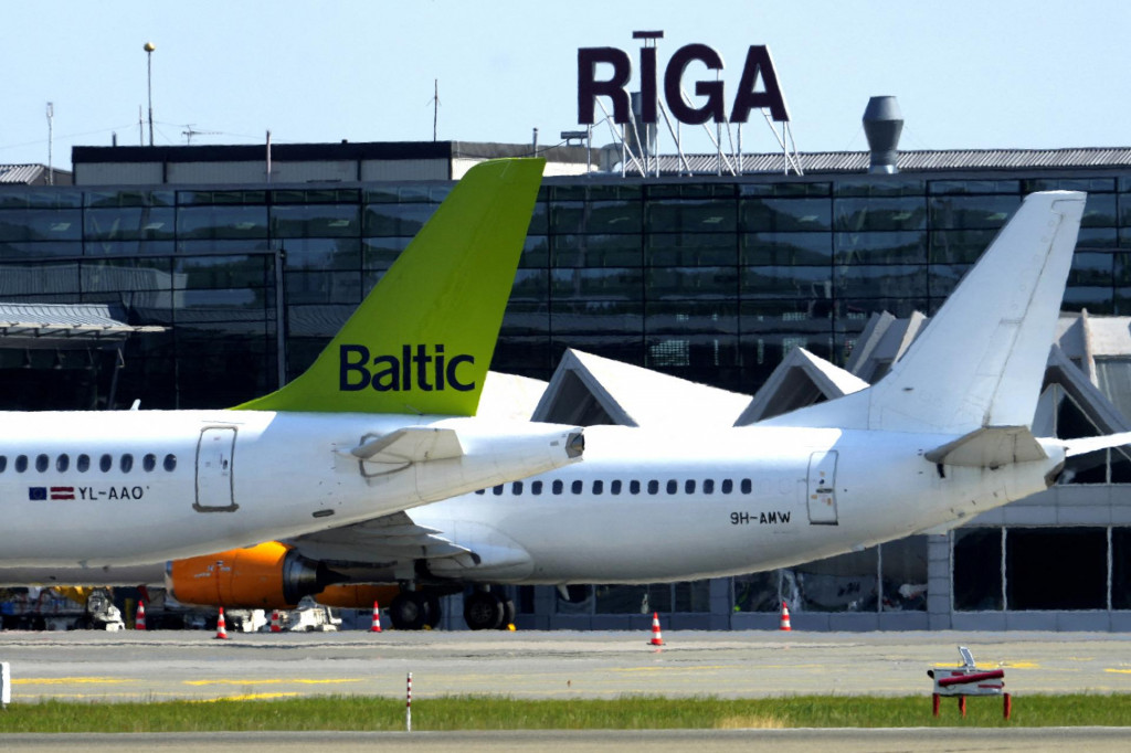 Lietadlá AirBaltic Airbus A220-300 a Boeing 737-4Q8 Air Horizont na medzinárodnom letisku v Rige v Lotyšsku. FOTO: Reuters