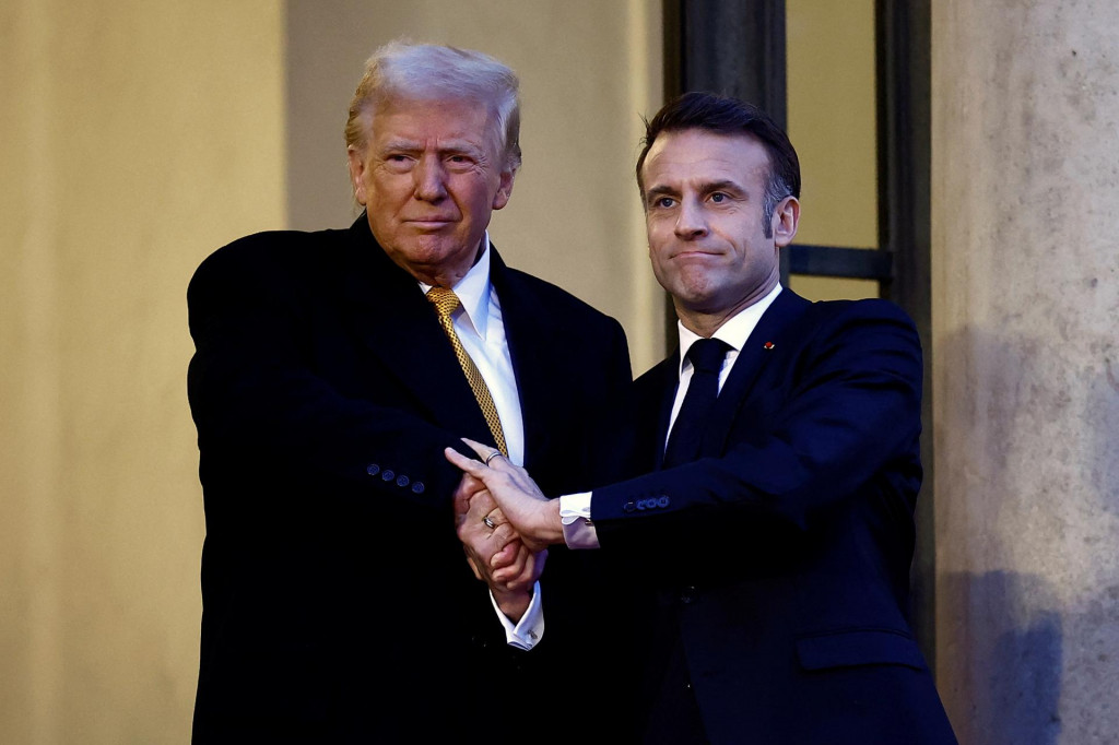 Francúzsky prezident Emmanuel Macron si podáva ruku s novozvoleným americkým prezidentom Donaldom Trumpom. FOTO: Reuters