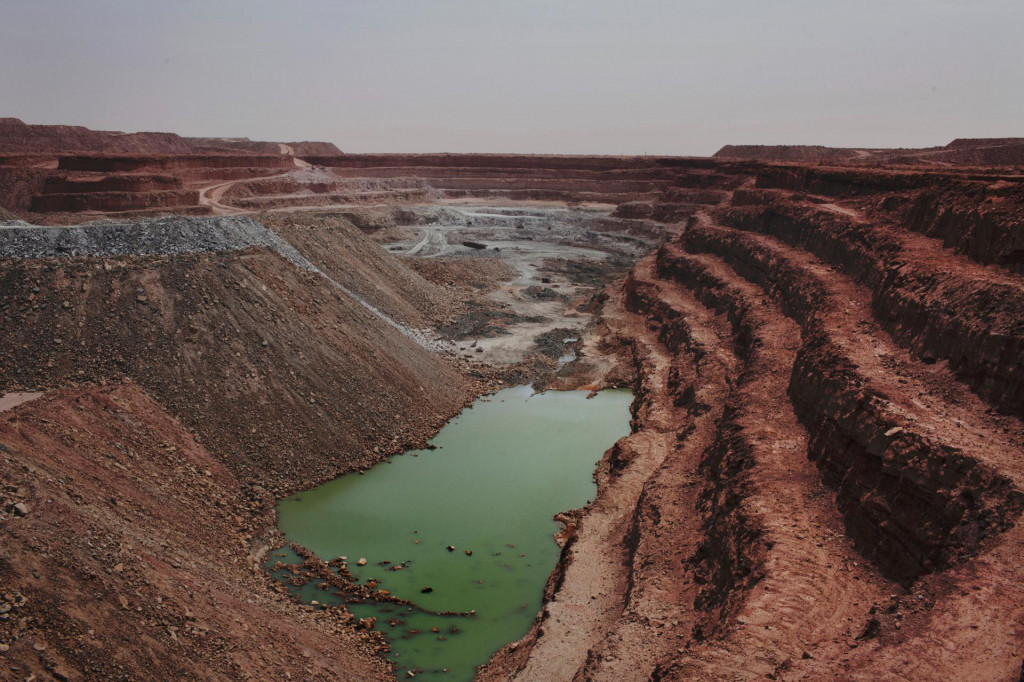 Pohľad na jednu z uránových baní v africkom Nigeri. Tamojší vojenskí vládcovia naliehavo hľadajú nových klientov pre svoje vyťažené suroviny. FOTO: Reuters