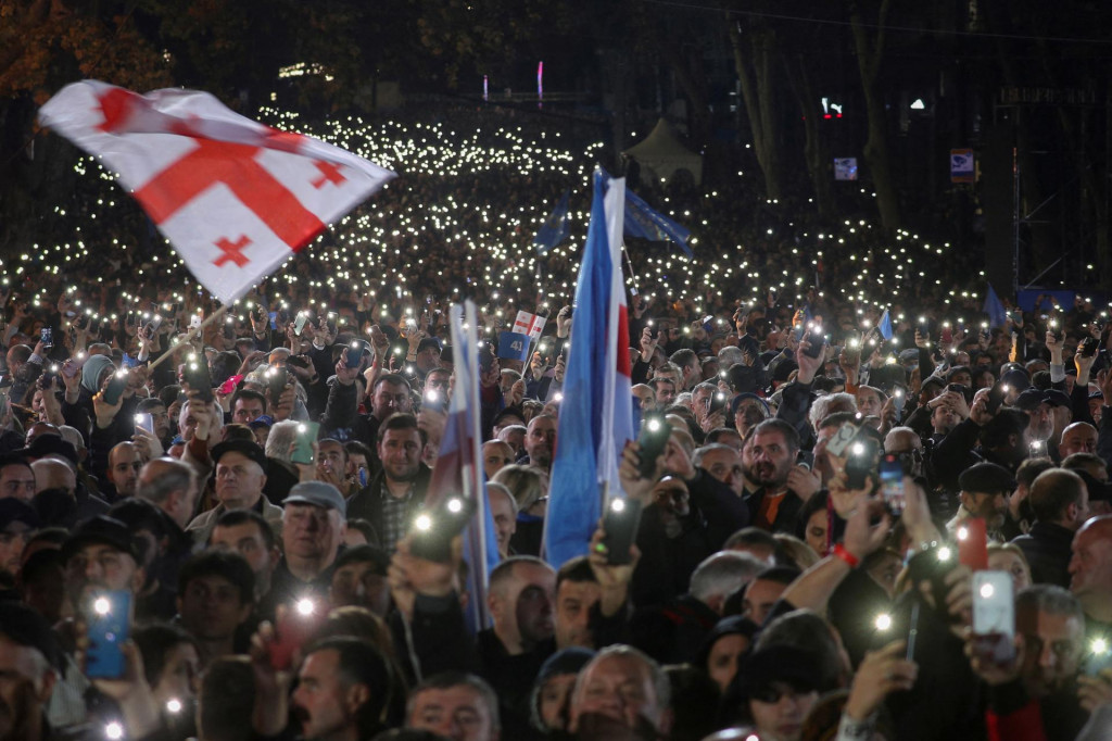 Po tom, ako premiér Irakli Kobachidze oznámil, že jeho vláda do roku 2028 odkladá prístupové rokovania s EÚ, v Gruzínsku vypukla nová vlna protivládnych protestov.