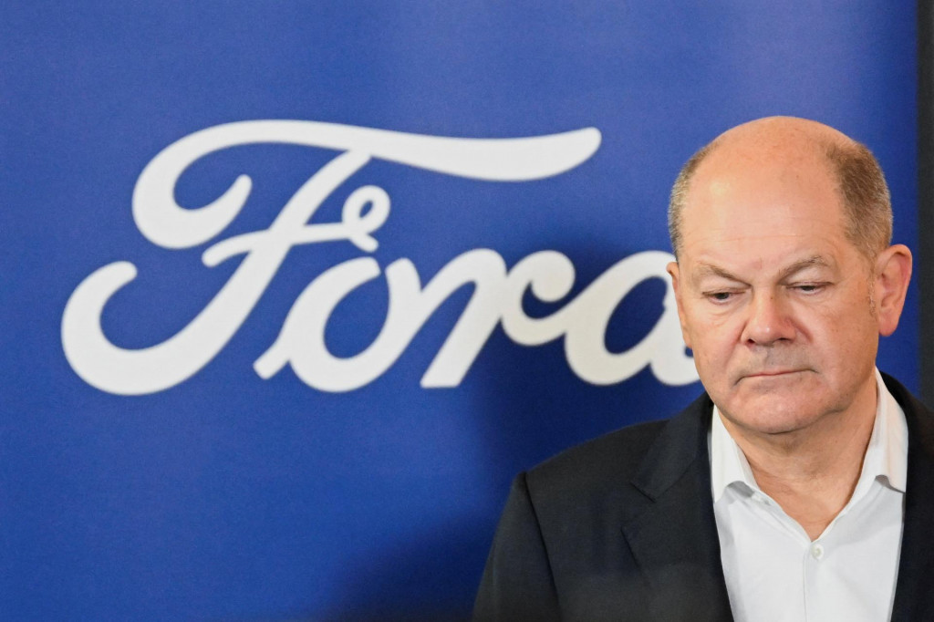 Nemecký kancelár Olaf Scholz počas vyhlásenia po návšteve podnikovej rady v závode Ford v nemeckom Kolíne nad Rýnom. FOTO: Reuters